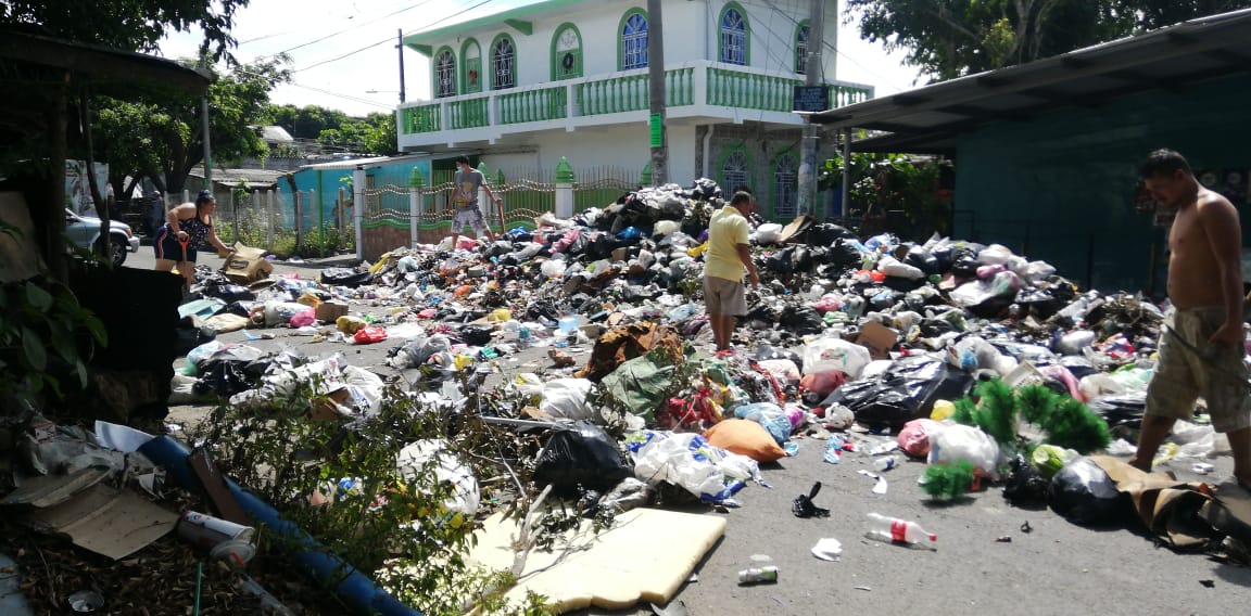 Habitantes de Apopa cierran calle con promontorios de basura tras negativa de alcaldía en brindar servicio de recolección habitantes-de-apopa-cierran-calle-con-promontorios-de-basura-tras-negativa-de-alcaldia-en-brindar-servicio-de-recoleccion
